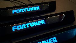 Накладки на пороги fortuner 2015-2018 с подсветкой на штатные места