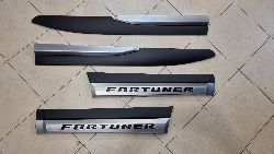 Молдинги на двери с логотипом Fortuner