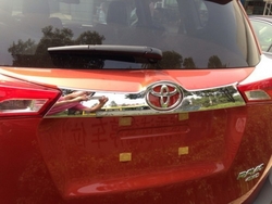 Хромированная накладка над номером для RAV4 2013-