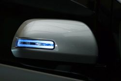 Корпуса зеркал с повторителем поворота и габаритом rav4