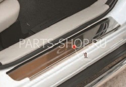 Накладки на внутренние пороги с рисунком на Мazda CX-7 2007-2009