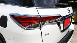 Накладки на задние фонари fortuner