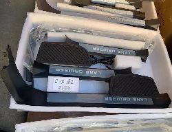 Накладки штатных порогов стиль LC300, черные