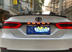 Планка задняя над номером с подсветкой, черная для camry v70